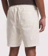 Bermuda masculina de sarga color blanco, con cintura elástica y lazo de ajuste. Presenta bolsillos laterales y una etiqueta decorativa aplicada en la parte inferior de la pierna.