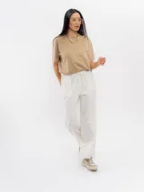 Pantalón de lino color blanco, de corte recto y holgado, con cintura elástica ajustable mediante cordón.