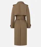 Trench coat largo de Marfinno, confeccionado en gabardina de poliéster. Presenta cuello con solapas, aletas en los hombros, cierre frontal con botones y cinta para lazo en la cintura.