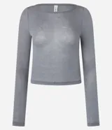 Blusa de manga larga confeccionada en tejido rib con textura acanalada y leve transparencia. Presenta un corte ajustado al cuerpo y escote redondo.