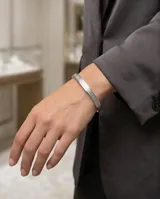 Esclava rígida de acero con diseño grabado en toda su superficie.