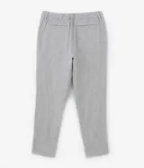 Pantalón masculino de corte relajado confeccionado en tejido oxford de algodón. Presenta cintura con trabillas y lazo ajustable, bolsillos laterales y traseros.