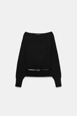 Jersey de punto negro con cuello barco y mangas largas amplias. Presenta un diseño ajustado en la cintura con un cinturón fino integrado que incluye una hebilla metálica dorada.