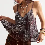 Blusa de tirantes finos color marrón, con escote en V y diseño de lentejuelas plateadas.