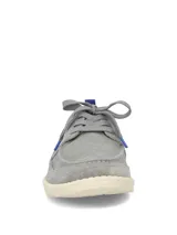 Zapatos slip on grises con cordones elásticos y suela blanca.