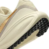 Championes de running Nike Revolution 8, color negro con suela blanca y logo lateral en blanco. Diseño de malla transpirable con refuerzos sintéticos y amortiguación ligera.