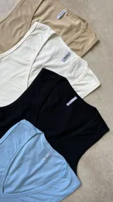 Musculosa blanca de algodón con cuello redondo y sisas amplias.