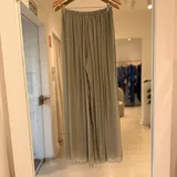 Pantalón de corte palazzo en tono verde agua, con cintura elástica fruncida y diseño fluido de perneras anchas.