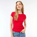 Camiseta de manga corta en tejido de punto canalé color rojo, de corte ajustado y cuello redondo.