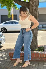 Pantalón jean culotte de tiro alto, color celeste, con botón y cierre frontal, bolsillos delanteros y traseros, y terminación desflecada.