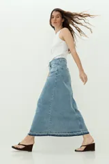 Pollera larga de denim en tono celeste, de corte recto con diseño bicolor en el dobladillo inferior. Cuenta con tiro alto, bolsillos y costuras visibles.
