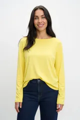 Buzo de lanilla color amarillo maíz, de corte amplio y holgado, con cuello redondo y mangas largas. Presenta un diseño minimalista y tejido suave con caída fluida.