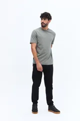 Pantalón chino clásico negro con textura, de corte regular, con pasacinto.