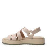 Sandalias de plataforma tipo jaula con tiras anchas de material sintético en color blanco hueso, cierre de velcro en el tobillo y suela de goma negra con base color caramelo.