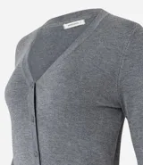 Cardigan de punto fino color gris, con escote en V, cierre frontal con botones y mangas largas. Confeccionado en una mezcla de viscosa y poliamida.