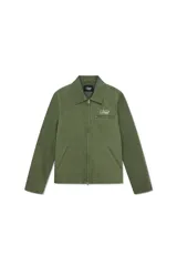 Chaqueta verde militar de trabajo con cierre frontal, cuello clásico, mangas largas y dos bolsillos laterales.