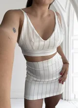 Top blanco con rayas verticales color beige, escote en V y breteles finos.