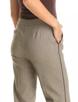 Pantalón de corte recto confeccionado en gabardina elastizada con estampado cuadrillé. Presenta pretina elástica, bolsillos inclinados en la parte delantera y un detalle de ribete en contraste a lo largo de la costura lateral de la pierna.