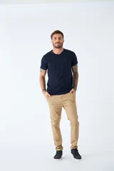 Pantalón chino negro de gabardina con corte slim y logo bordado.