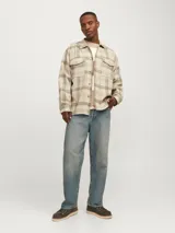 Sobrecamisa a cuadros beige y marrón claro, de manga larga con puños abotonados, cierre frontal con botones, cuello camisero y bolsillos de parche en el pecho.