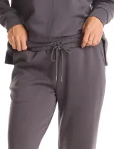 Pantalón tipo jogger de la marca Match Fit, con cintura elástica ajustable mediante cordón, bolsillos laterales y puños elásticos en los tobillos.