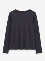 Remera de algodón con spandex, color negro, de manga larga y ajuste al cuerpo. Presenta un escote redondo con cartera frontal de botones y detalle de cordón decorativo en contratono.