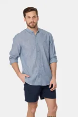 Short de baño azul marino liso, con cintura elástica y cordón regulable. Incluye bolsillos laterales tipo cargo y suspensor de malla fina.