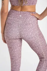 Legging deportivo de tiro alto con estampado botánico abstracto en tonos rosados y marrones, confeccionado en tejido elástico de secado rápido.