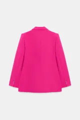 Blazer cruzado fucsia con cuello solapa, manga larga, bolsillos con solapa en el delantero y cierre frontal con botones forrados.