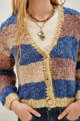 Cardigan de punto grueso con botones frontales, diseño a rayas horizontales anchas en tonos azul eléctrico, beige claro, marrón jaspeado y mostaza.