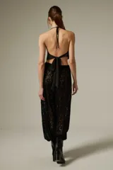 Babucha negra de encaje, con cintura elástica y diseño translúcido de corte holgado.