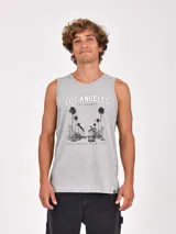 Musculosa de color gris melange con cuello redondo y estampa frontal de Los Ángeles, California, que muestra una calle con palmeras y edificios.