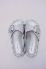 Sandalias veganas color beige con plataforma y hebilla decorativa.