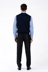 Chaleco azul marino de punto con cuello en V.