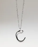 Collar de plata 925 con cadena de eslabones y colgante en forma de letra C con incrustación de circonia cúbica.