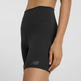 Calza deportiva corta New Balance Harmony High Rise de dama, color negro, con cintura alta y logo reflectivo.