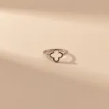 Anillo de plata 925 con diseño de banda ancha lisa y pulida.