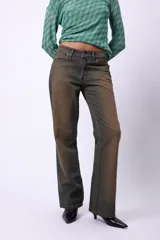 Jean de denim wide leg, color verde oscuro con efecto desgastado, de tiro medio.