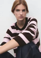 Sweater de punto con estampado de rayas horizontales en color marrón y rosado, de corte recto, con cuello redondo y manga larga.