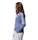 Remera de manga larga Columbia, diseñada para actividades al aire libre, con tecnología de protección solar y secado rápido. Presenta un diseño de cuello redondo, corte cómodo y estampado con el logo de la marca en el pecho y a lo largo de la manga.