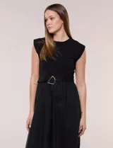 Vestido midi negro con torso de jersey sin mangas y falda de algodón, corte en la cintura con lazo de ajuste y hebilla metálica triangular.