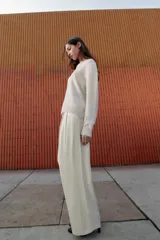 Jersey de punto liso con cuello redondo y manga larga, con acabados en rib en puños y ruedo.