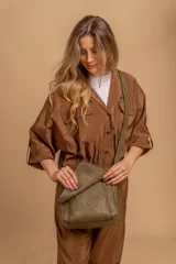 Bandolera de diseño simple con tapa frontal, confeccionada en material símil cuero. Cuenta con correa ajustable, división interna y bolsillos internos para mayor organización.