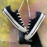 Championes urbanos Converse Chuck 70 Ox, color negro con detalles en blanco.