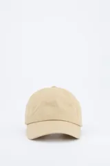 Gorra de béisbol de algodón en color beige con visera curva, ojales bordados para ventilación y ajuste trasero.