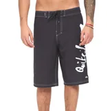 Boardshort de baño Quiksilver modelo Surfsilk de 22 pulgadas, color negro con costuras a contratono y estampa lateral grande con la marca. Cuenta con cintura fija con cordón de ajuste.