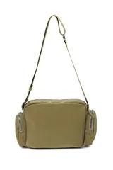 Bandolera negra con correa ajustable, bolsillo en la parte delantera y a los costados.