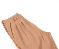 Pantalón de vestir azul marino, de corte recto, con bolsillos laterales y traseros. Se ajusta a la cintura con cinturón de cuero marrón.