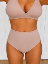 Bombacha de tiro alto con efecto reductor y modelador, confeccionada en microfibra lisa de color negro.