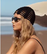 Casquete tejido a crochet en hilo de algodón color marrón, con diseño de red calada.